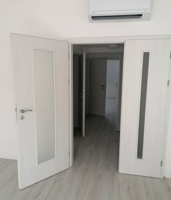 Instalace dveří a zárubní bytový dům