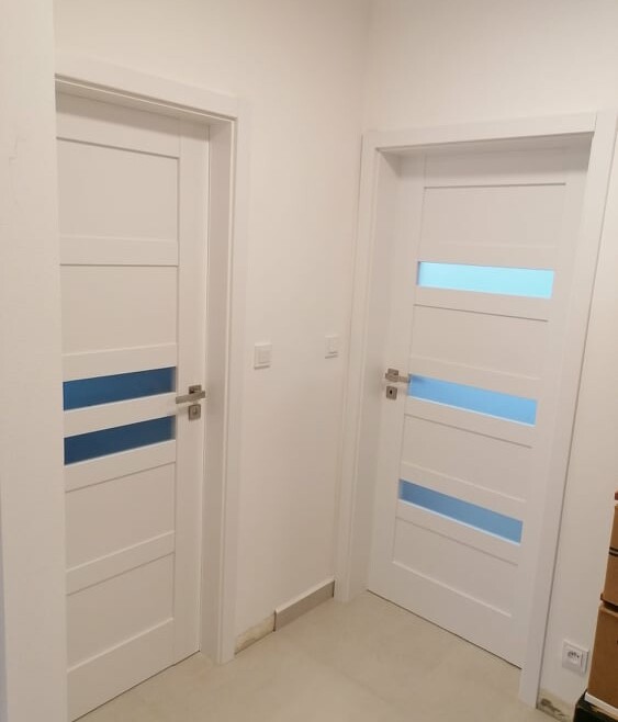 Instalace dveří a zárubní bytový dům